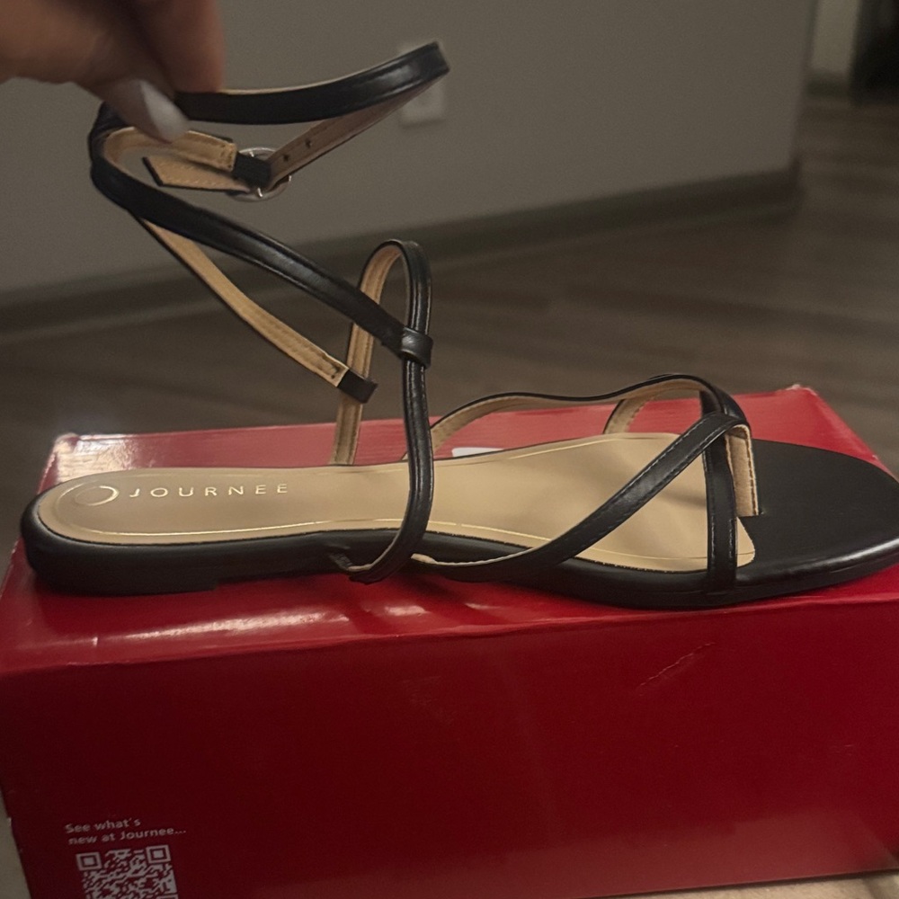 Journee Collection🔥Black 
Women's Serissa Strappy Flat Sandals BRAND NEW SIZE 12 - Picture 7 of 16
